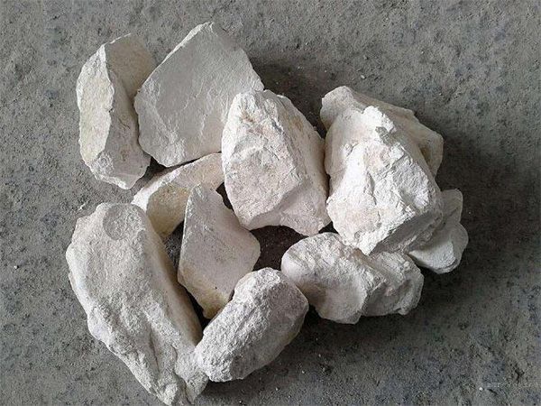 為什么要在魚塘里撒生石灰？